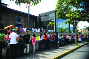 Cientos de personas hacen fila en feria de empleo en San José.