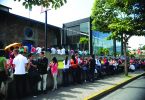 Cientos de personas hacen fila en feria de empleo en San José.
